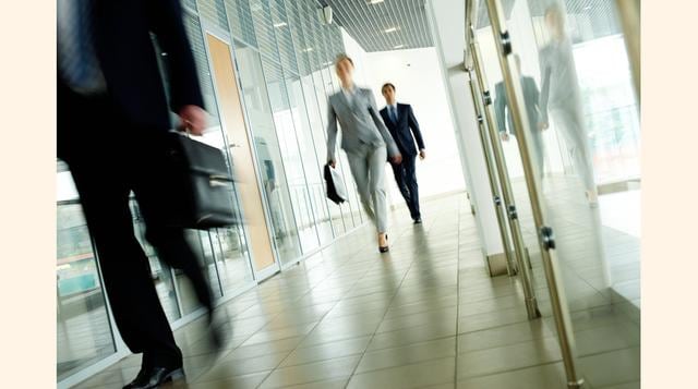 Horarios: La flexibilidad de los horarios de trabajo, que permitan a los empleados hacer un uso más personalizado de su tiempo, puede mejorar la productividad laboral y generar una percepción de libertad que reforzará la identidad con la organización y su