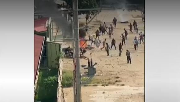 Grupo de manifestantes queman motos cerca al Gobierno Regional de Madre de Dios como parte de las protestas contra el gobierno de Dina Boluarte. (Captura: Canal N)