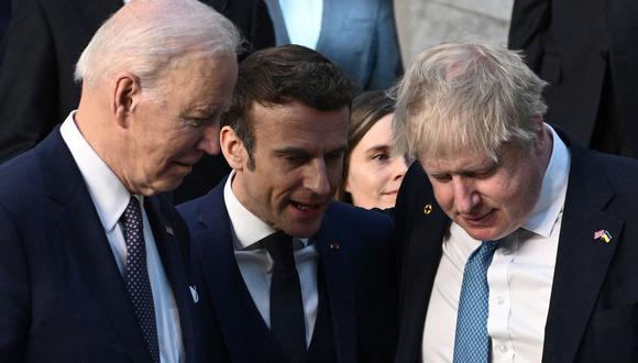 De derecha a izquierda, el primer ministro británico, Boris Johnson; el presidente francés, Emmanuel Macron; y el presidente estadounidense, Joe Biden, hablan al llegar a la sede de la OTAN en Bruselas el 24 de marzo de 2022. (Brendan SMIALOWSKI / AFP).