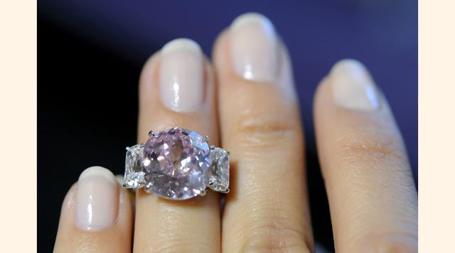 Un anillo con un diamante rosa de 8.72 quilates que se cree fue parte de una colección que perteneció a la princesa Matilde Bonaparte se vendió este martes 11 en una subasta por US$ 15.9 millones, según Sotheby's Ginebra.  (Foto: AP)
