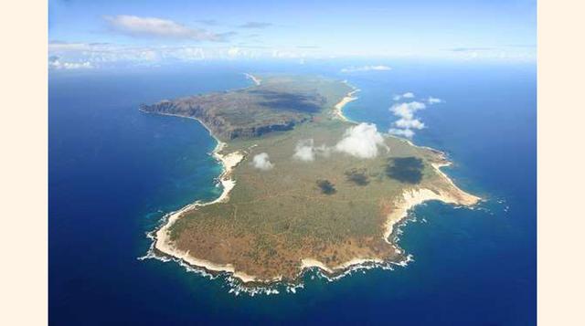 NI´HAU. Una de las islas más pequeñas de Hawai. Desde 1915 es propiedad de una adinerada familia estadounidense, que ha prohibido totalmente el acceso a la misma. Solo permiten que 130 nativos hawaianos vivan en ella, abasteciéndose con energía solar. La 