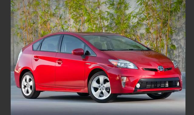 FOTO 3 | Auto compacto: Toyota Prius. Este híbrido es uno de los vehículos más accesibles en el mercado.