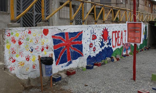 La empresa peruana Grupo Limonta, en cooperación con Elis – Eficiencia legal para la inclusión social, la empresa de ingeniería británica ARUP, y la University College London (UCL), diseñaron y posteriormente construyeron la vivienda.