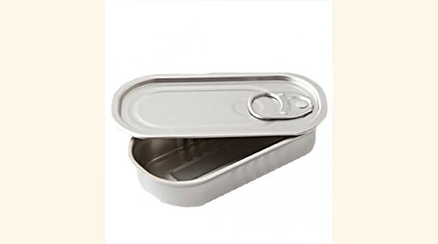 7. Lata de sardinas. La mayoría de las latas están fabricadas a partir de aluminio o de acero laminado. Su reciclaje resulta imprescindible: el aluminio sigue siendo un residuo sólido durante 500 años”.