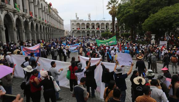 Decenas de ciudadanos continúan con las protestas en la región Arequipa. (Foto: Leonardo Cuito @photo.gec)