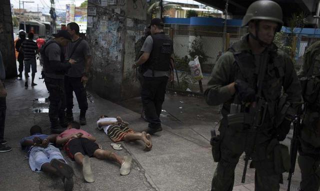 FOTO 4 | En Río de Janeiro se reforzó la seguridad antes de su mundialmente famoso Carnaval, que arranca en medio de una ola de violencia provocada por bandas de narcotraficantes rivales. Al menos un menor murió por una bala perdida durante una operación en la favela de Mare. Además, las mujeres se están movilizando para luchar contra el acoso durante las fiestas, centrándose en el respeto a las asistentes.  (Foto: AP)
