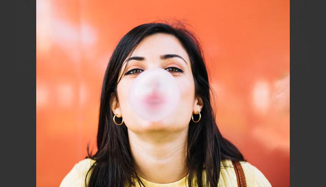 FOTO 5 | 5. Mascar chicle
Es de mala educación estar mascando chicle en una entrevista de trabajo o en una reunión con un cliente, así que no lo hagas. Pero cuando estés solo, te puede ayudar a relajarte y a impulsar tu creatividad.

Múltiples estudios sugieren que mascar chicle te ayudan a estar más alerta y a desempeñarte con mayor claridad. Otras investigaciones incluso dicen que este hábito te permite a reducir los niveles de estrés al bajar los niveles de cortisol en el cuerpo. (Foto: Freepik)