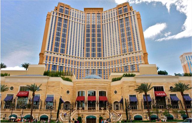 FOTO 7 | EL PALAZZO, LAS VEGAS: 2.1 MIL MILLONES DE DÓLARES.
El casino y complejo turístico, el Palazzo de Las Vegas, es el hotel más grande del mundo, el segundo edificio más grande en el hemisferio occidental y la estructura más alta de Sin City. Terminado en 2007, el opulento complejo le costó a los inversionistas unos 1.8 mil millones de dólares (£1.3 mil millones).