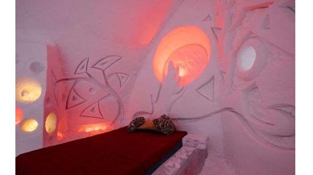 Hotel De Glace, Quebec. A solo cuatro kilómetros al norte de la ciudad de Quebec, el Hôtel de glace es un lugar mágico que merece la pena visitar en invierno. Con sus arcos de nieve, esculturas de hielo cristalino y sus 44 habitaciones y suites, es un lug
