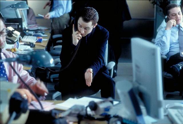 FOTO 25 | El nuevo sueño americano (Boiler Room) 
Puedes decir que esta es una versión actualizada de El poder y la avaricia (Wall Street), lo que significa que muestra los extremos a los que la gente puede llegar para tener una fortuna, especialmente cuando se trata del mercado de valores. Al final de la cinta, sin embargo, Seth Davis (Giovanni Ribisi) descubre que tener mucho dinero a expensas del duro trabajo de otras personas no es una forma de vivir.

¿Por qué verla? Otra vez, el dinero no es lo más importante y esta cinta prueba que tener éxito financiero no es fin último. También ejemplifica que puedes desencadenar tu vendedor interno cuando tienes una meta.