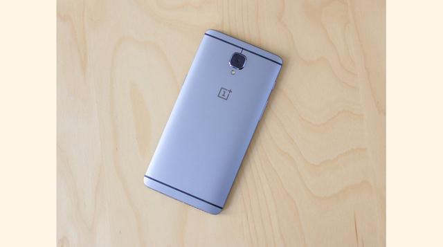8. OnePlus 3. El nuevo OnePlus 3 es uno de los mejores teléfonos inteligentes Android que se puede conseguir hoy en día. Cuenta con algunas de las más altas especificaciones en el mercado para un rendimiento rápido y sin problemas, incluyendo el último y 