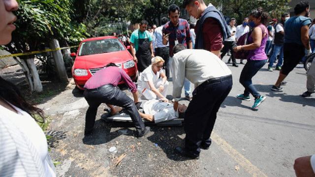 Foto 7 | "Estoy consternada, no puedo contener el llanto, es la misma pesadilla que en 1985", dijo a la AFP, entre lágrimas Georgina Sánchez, de 52 años, en una plaza de Ciudad de México.
