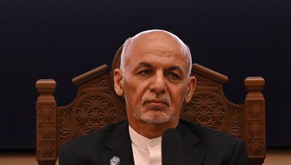 El presidente de Afganistán, Ashraf Ghani, observa mientras asiste a una reunión de la Junta Conjunta de Coordinación y Monitoreo (JCMB) en el palacio presidencial afgano en Kabul el 28 de julio de 2021. (SAJJAD HUSSAIN / AFP).