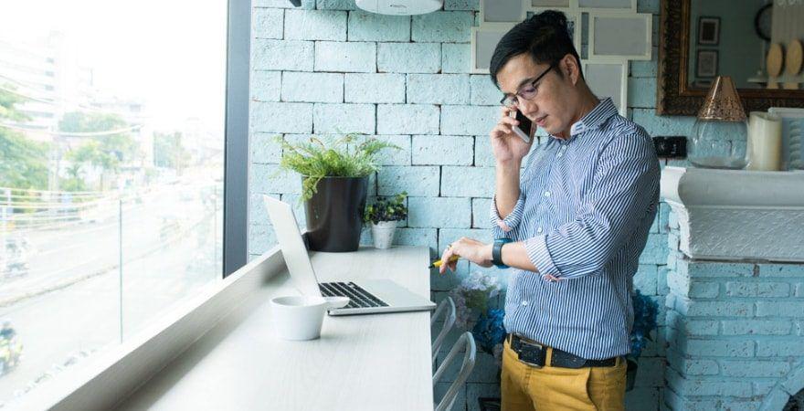 Si necesitas un ingreso extra, puedes trabajar desde casa. Solo necesitas una computadora e internet. Foto: AP