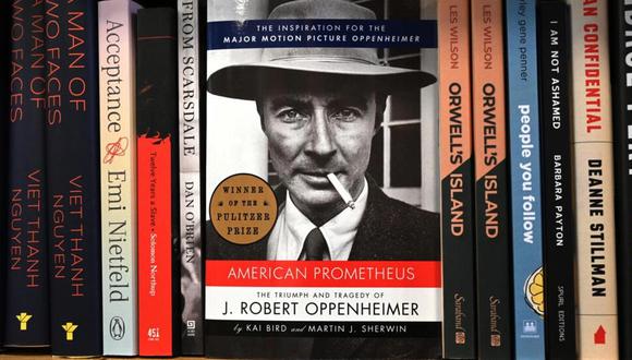 El libro "Prometeo Americano" de Kai Bird y Martin J. Sherwin fue la base de la película "Oppenheimer" © Robyn Beck / AFP