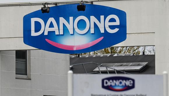 Esta foto de archivo tomada el 23 de noviembre de 2020 muestra el logotipo del gigante francés de la industria alimentaria Danone en la entrada de su fábrica en Bailleul, en el norte de Francia. (Foto: Denise Charlette / AFP)