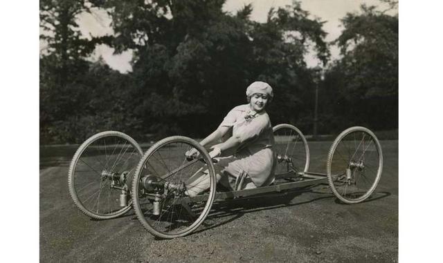 Nueva york, septiembre de 1926. una novedad ciclista. el esquife terrestre, al última novedad del biciclo. se mueve merced a una palanca como la empleada en algunos carritos que se utilizan en las líneas férreas y alcanza una velocidad de 20 millas por ho