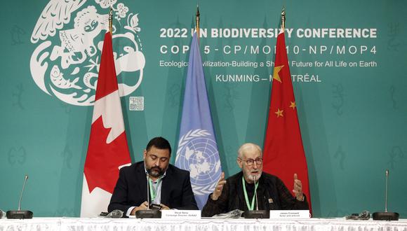 El actor James Cromwell (R) y el director de campaña del grupo activista internacional Avaaz, Oscar Soria, asisten a una conferencia de prensa durante la Conferencia de las Naciones Unidas sobre Biodiversidad (COP15) en Montreal, Quebec, Canadá, el 14 de diciembre de 2022. (Foto de Lars Hagberg / AFP)