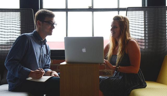 FOTO 2 | 2. Absorber todo

Escucha lo que otros tienen que decir: amigos, familiares, expertos, incluso tu  mismo. Cuando se trata de cosas que tienen que ver con tus objetivos empresariales, sea una esponja. A medida que vayas aprendiendo, comienza a elaborar la idea en tu cabeza. Escribe las cosas. Mantenga notas de todos los recursos que encuentres para desarrollar un plan detallado. Cuando le cuentes a la gente sobre tu startup, lee su lenguaje corporal. ¿Les gusta la idea? O, ¿simplemente están siendo agradables y realmente creen que vas en la dirección equivocada? Anime a sus amigos, familiares y conocidos a ser honestos contigo. La opinión colectiva que obtiene de tus pares podría ser un reflejo de cómo reaccionarán los consumidores.

No ignores el poder del asesoramiento de expertos y dueños de negocios veteranos. Estas personas saben de primera mano lo que funciona y lo que no funciona. Los empresarios inteligentes aprenden de los errores que otros dueños de negocios han cometido. (Foto: Pixabay)