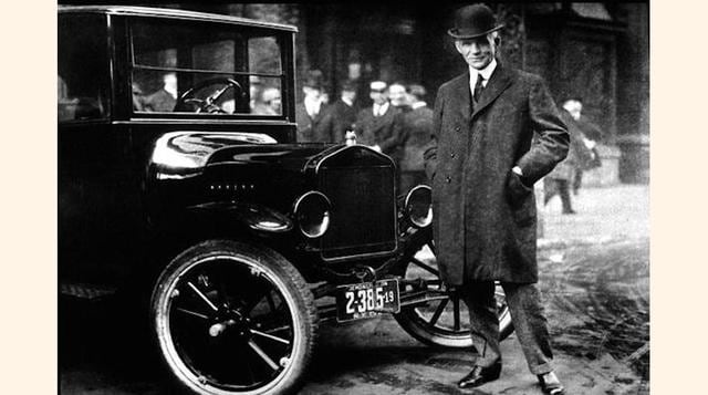 Henry Ford. Tenía 45 años cuando su vehículo modelo Ford T fue presentado al público en 1908. La calidad de sus diseños, los años de prácticas y sus brillantes técnicas de marketing transformaron la industria del automóvil, tras la creación de la icónica 