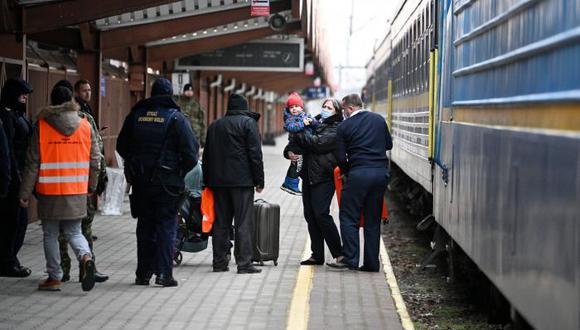 Los informes que llegan a esa Agencia hablan de que aproximadamente 5,000 personas han cruzado de Ucrania a la vecina Moldavia, mientras que también se está observando la huida de ucranianos hacia Polonia, Rumanía y Eslovaquia. (Foto: EFE/EPA/Darek Delmanowicz)