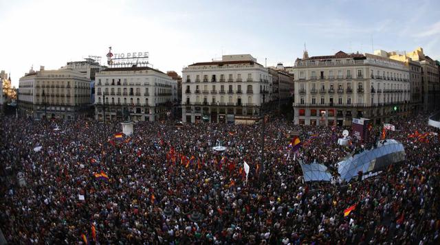 Miles de personas se concentraron en la Puerta del Sol, en Madrid, capital de España, para exigir el fin de la monarquía.  (Foto: Reuters)