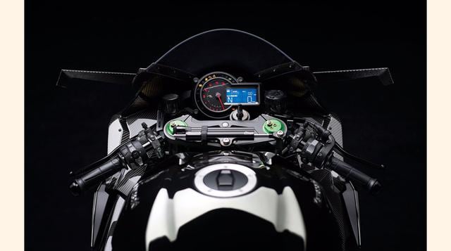 Detalle del tablero de control que incluye una pantalla digital y el tacómetro de revoluciones. (Foto: Kawasaki)