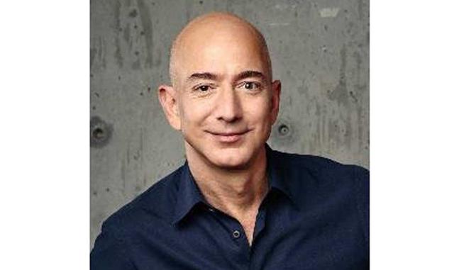 Bezos mostró signos de brillantez desde una edad temprana. Cuando era niño, él desarmó su cuna con un destornillador, porque quería dormir en una cama de verdad. (Foto: twitter)