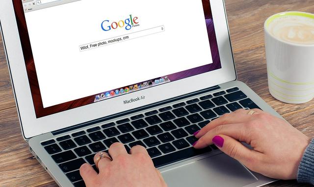 Foto 4 | Tener referencias. Con una simple búsqueda en Google se puede dar con la información de la empresa, así como las referencias que tuviera. Las redes sociales son una efectiva herramienta para saber de la misma. Solo es cuestión de tomarse unos minutos adicionales en investigar. Esta decisión puede marcar la diferencia en ser o no estafado. (Foto:  Coobis)