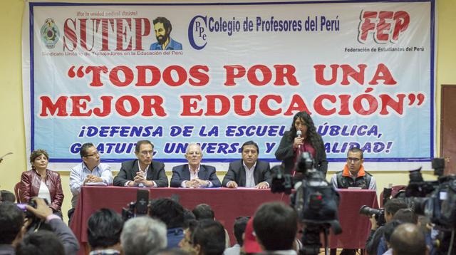 Kuczynski también firmó un acuerdo con la Sutep, que contiene 10 compromisos. Entre ellos: incrementos graduales salariales y de pensiones, teniendo como base mínima salarial los S/ 2,000 así como la puesta en marcha de programas de capacitación docente y