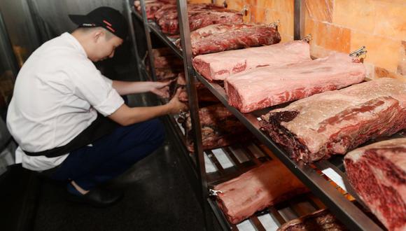 Un cocinero de un restaurante chino revisa su inventario de carne importada de Estados Unidos. (Foto: AFP)