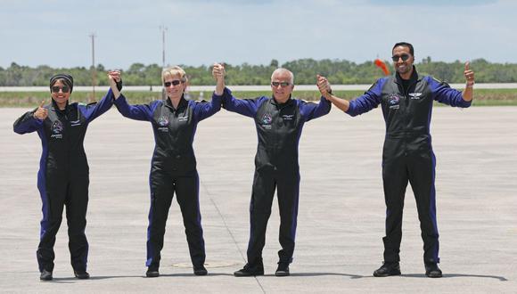 Los miembros de la misión Axiom Mission 2 posan para una foto a su llegada al Centro Espacial Kennedy en Cabo Cañaveral, Florida, el 21 de mayo de 2023. (Foto de Gregg Newton / AFP)
