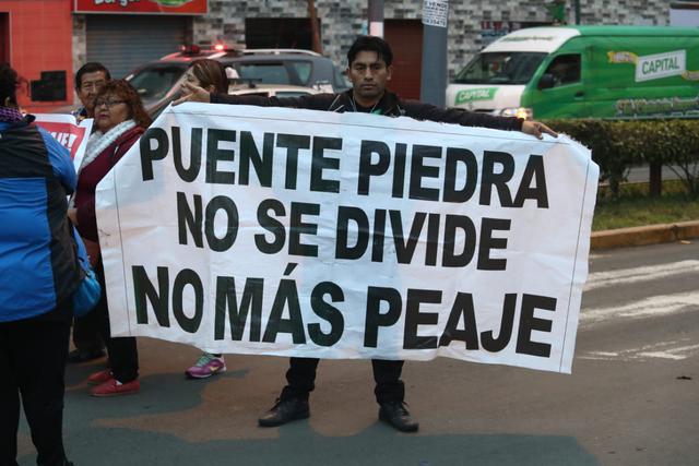 Vecinos y transportistas se concentran este jueves en el óvalo de Puente Piedra, a la altura del kilómetro 30 de la Panamericana Norte. (Fotos: Alessandro Currarino)