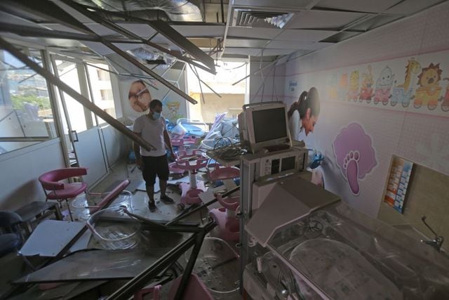 El dañado hospital de Wardieh tras la explosión del martes que arrasó la capital del Líbano. (Foto por STR / AFP).