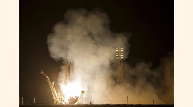 La nave espacial Soyuz TMA-17M que lleva la tripulación de la Estación Espacial Internacional despega desde la plataforma de lanzamiento en el cosmódromo de Baikonur, Kazajstán. (Reuters)