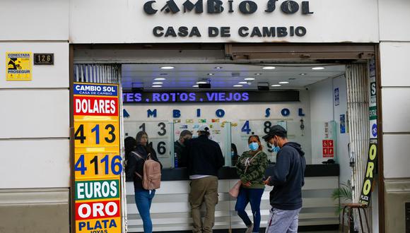 En el mercado paralelo o casas de cambio de Lima, el tipo de cambio se cotizaba a S/ 4.105 la compra y S/ 4.130 la venta de cada dólar. (Foto: Fernando Sangama / GEC)