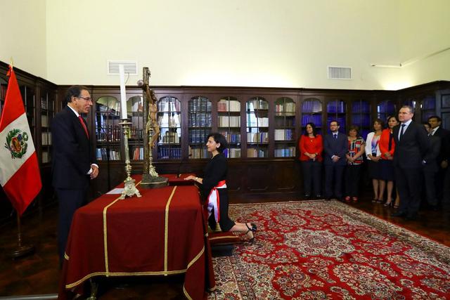 Sylvia Cáceres juró en el cargo de ministra de Trabajo y Promoción del Empleo esta mañana delante del resto del gabinete encabezado por Salvador del Solar. (Foto: Presidencia de la República)