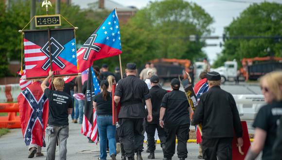 Un grupo de supremacistas blancos en un manifestación en Estados Unidos. (Foto: AFP)