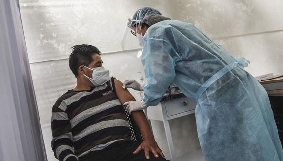 Durante la pandemia del COVID-19, las investigaciones clínicas fueron importantes para que se confirme la efectividad de la vacuna contra el virus. Sin embargo, las autorizaciones para otros ensayos clínicos en el Perú no se incrementaron. (Foto: AFP)
