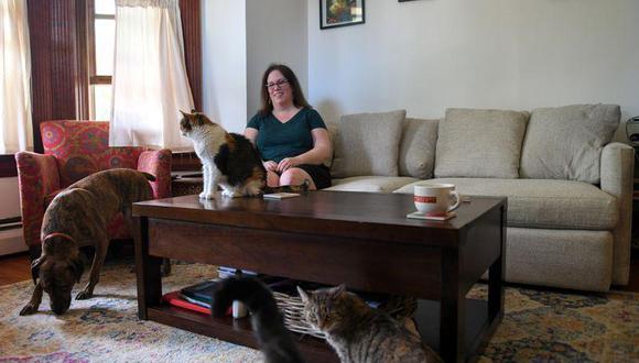 Amanda Geno, que ha visto reducidos sus ingresos desde mediados de marzo tras la irrupción de la pandemia de COVID-19 en Estados Unidos, junto a sus mascotas en su casa en Holyoke, estado de Massachusetts, EEUU, el 5 de agosto de 2020. REUTERS/Faith Ninivaggi