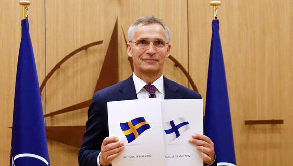 El Secretario General de la OTAN, Jens Stoltenberg, posa con los documentos de solicitud de adhesión presentados por Finlandia y Suecia. (Foto; JOHANNA GERON / POOL / AFP).