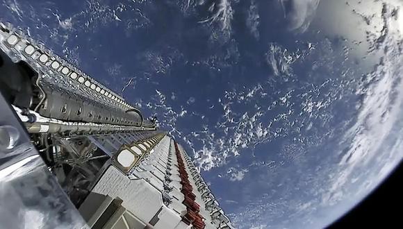 La flotilla de satélites Starlink de SpaceX. (Reuters).