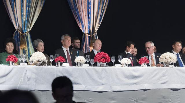 El presidente de Rusia, Vladimir Putin, estuvo atento al show que se ofreció en la cena de gala.