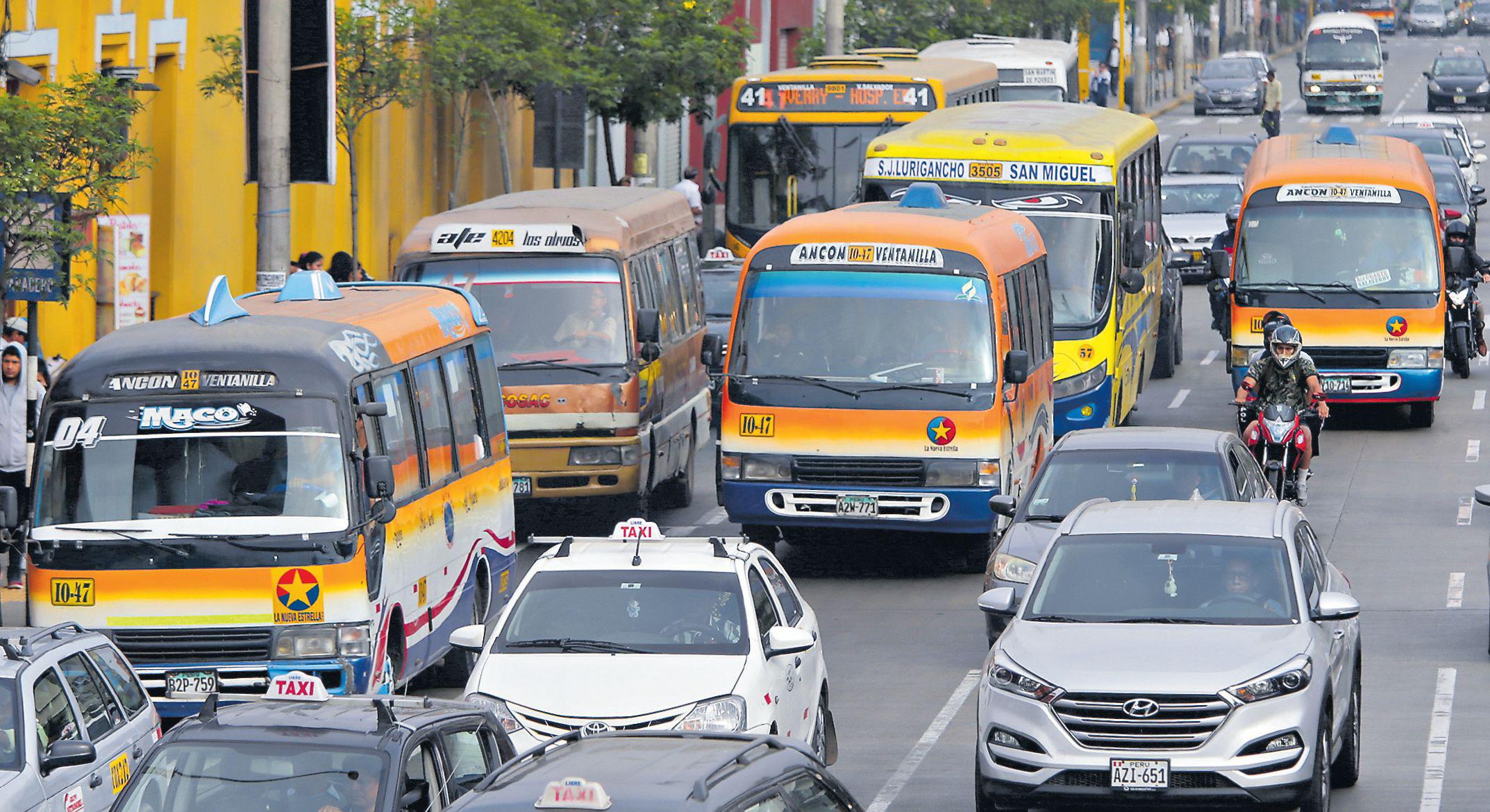 Más de 15 mil unidades de transporte público (entre buses, coasters y combis) continuarán recorriendo las calles de la capital y el Callao pese a que muchas tienen infracciones y se hallan en pésimo estado. (Alonso Chero / GEC)