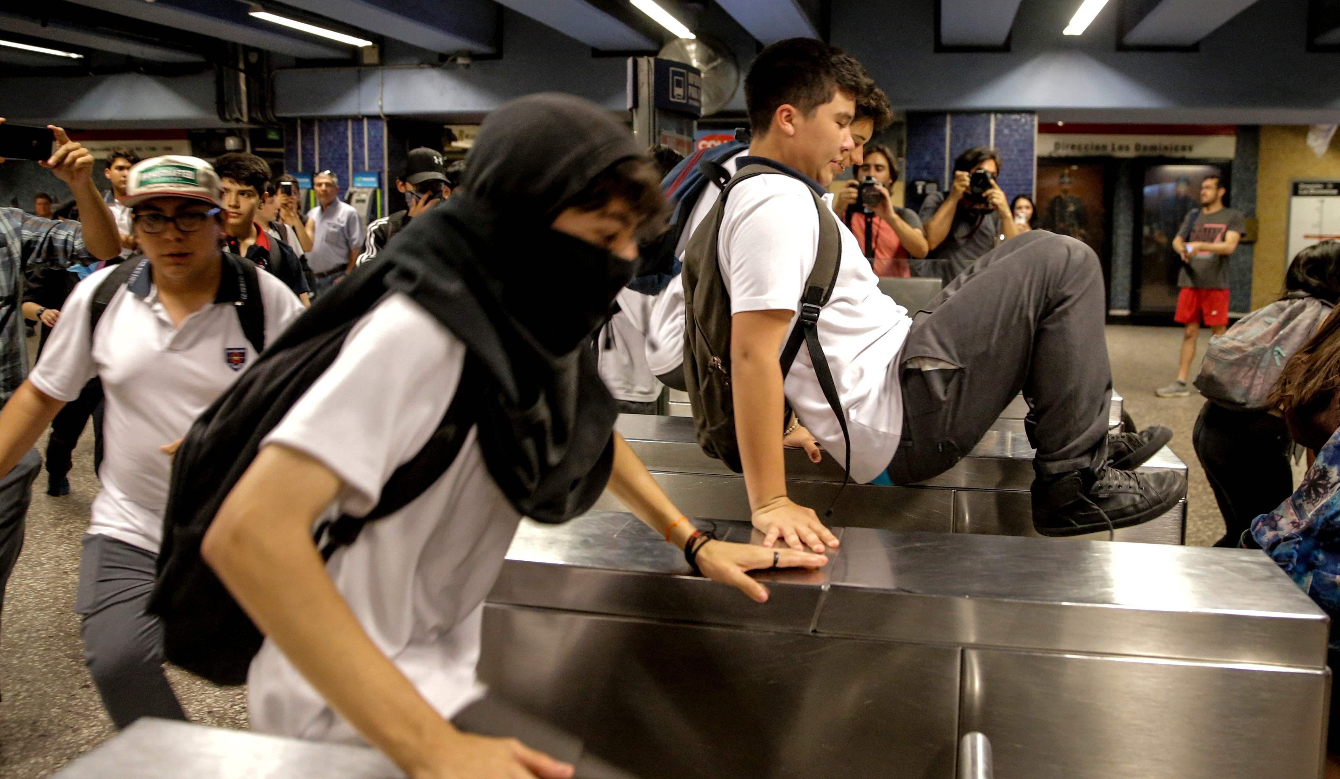 Estudiantes protagonizan nuevas evasiones en el metro de Santiago de Chile. (AFP / JAVIER TORRES).
