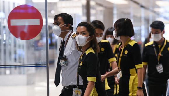 En países como Singapur las estaciones con gel antibacterial son frecuentes en las calles. (Foto: Roslan RAHMAN / AFP)