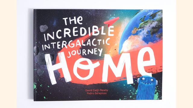 Este juego se llama el increíble viaje intergaláctico a casa (The Incredible Intergalactic Journey Home). Lost My Name, una startup con sede en Londres, utiliza mapas de satélite y otros datos para crear libros personalizados que van más allá de productos