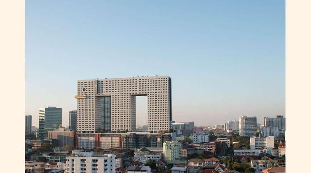 FOTO 19 | Elephant Building – Bangkok, es una de las construcciones más características de la capital tailandesa. Tiene 32 plantas y se inauguró en 1997 con una forma que recuerda a un elefante.