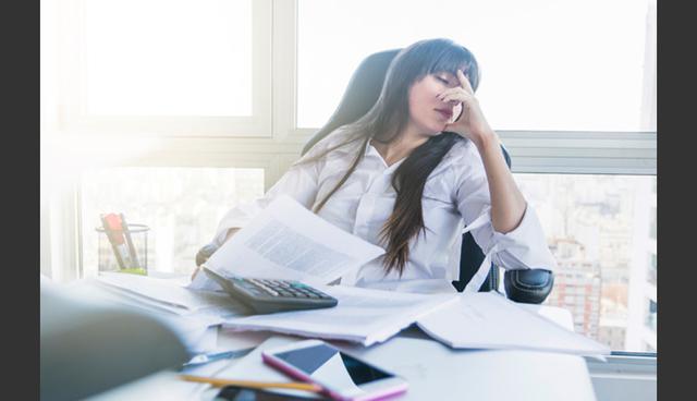 FOTO 6 | 6. Tener un escritorio desordenado
Si tu mesa de trabajo tiene tantos papeles revueltos que ya están invadiendo el espacio de tu compañero de a lado, es momento de arreglarla. Pero si puedes contener tu desorden a tu propio lugar, puedes encontrar algunos beneficios en el caos. Una investigación reciente encontró que el desorden ayuda a las personas que se fijan más en las metas a buscar el orden en otros lugares, como su trabajo en sí.

En otras palabras, la simple visión del desorden en tu escritorio puede inspirar a tu cerebro a poner orden a todo lo que encuentre. (Foto: Freepik)
