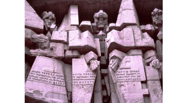 Monumento Shumen de Bulgaria, construido en 1981, es una escultura de hormigón extraño y enorme dedicado a la historia del país.